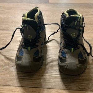 Boys US11 hiking boots